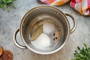 Маринованные подосиновики