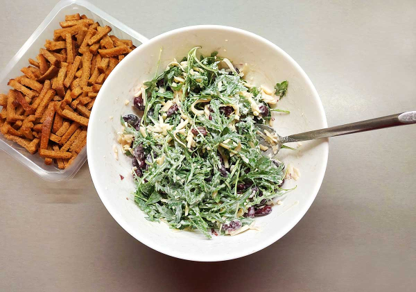 Салат из фасоли с сыром и сухариками