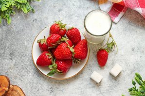 Клубника с кефиром