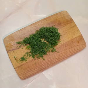 Легкий салат с огурцами и оливками