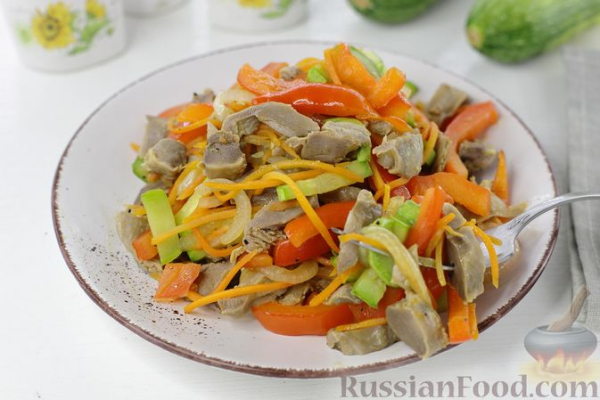 Салат из куриных желудков с кабачками и перцем