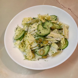 Легкий салат с огурцами и оливками