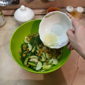 Легкий салат с огурцами и оливками