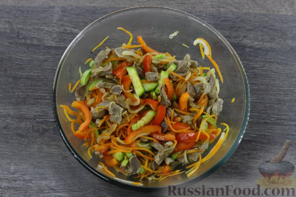 Салат из куриных желудков с кабачками и перцем