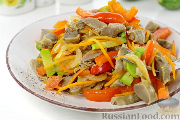 Салат из куриных желудков с кабачками и перцем