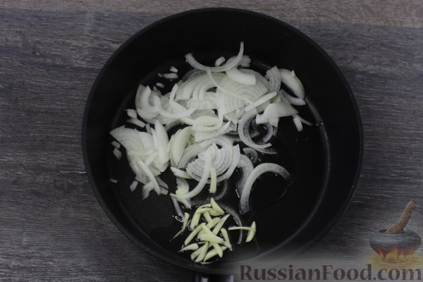 Салат из куриных желудков с кабачками и перцем