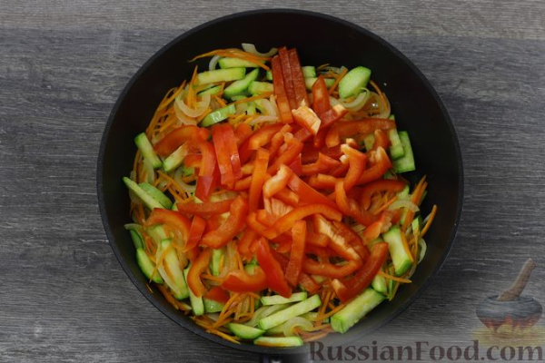 Салат из куриных желудков с кабачками и перцем