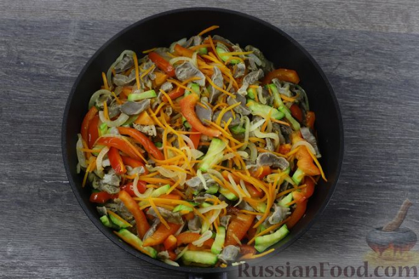 Салат из куриных желудков с кабачками и перцем