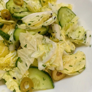 Легкий салат с огурцами и оливками