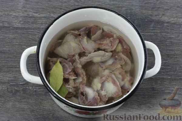 Салат из куриных желудков с кабачками и перцем