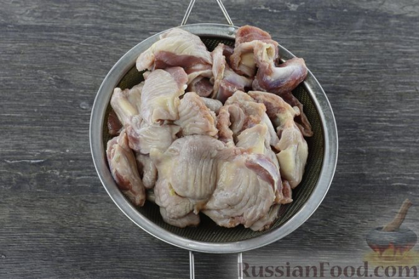 Салат из куриных желудков с кабачками и перцем