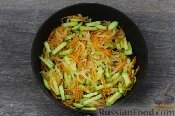 Салат из куриных желудков с кабачками и перцем