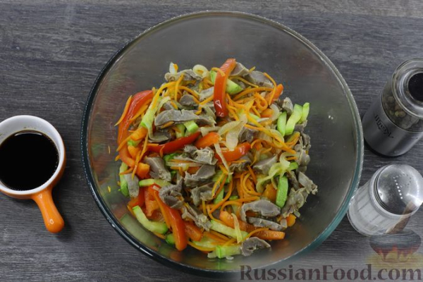 Салат из куриных желудков с кабачками и перцем