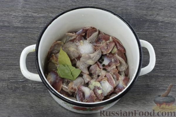 Салат из куриных желудков с кабачками и перцем