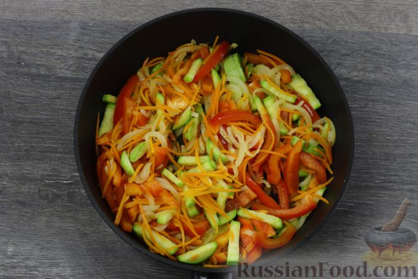 Салат из куриных желудков с кабачками и перцем