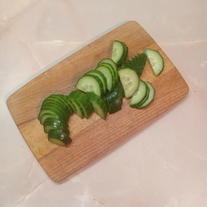 Легкий салат с огурцами и оливками