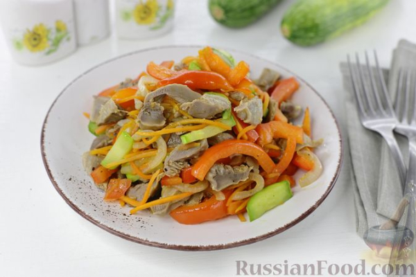 Салат из куриных желудков с кабачками и перцем