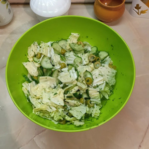 Легкий салат с огурцами и оливками